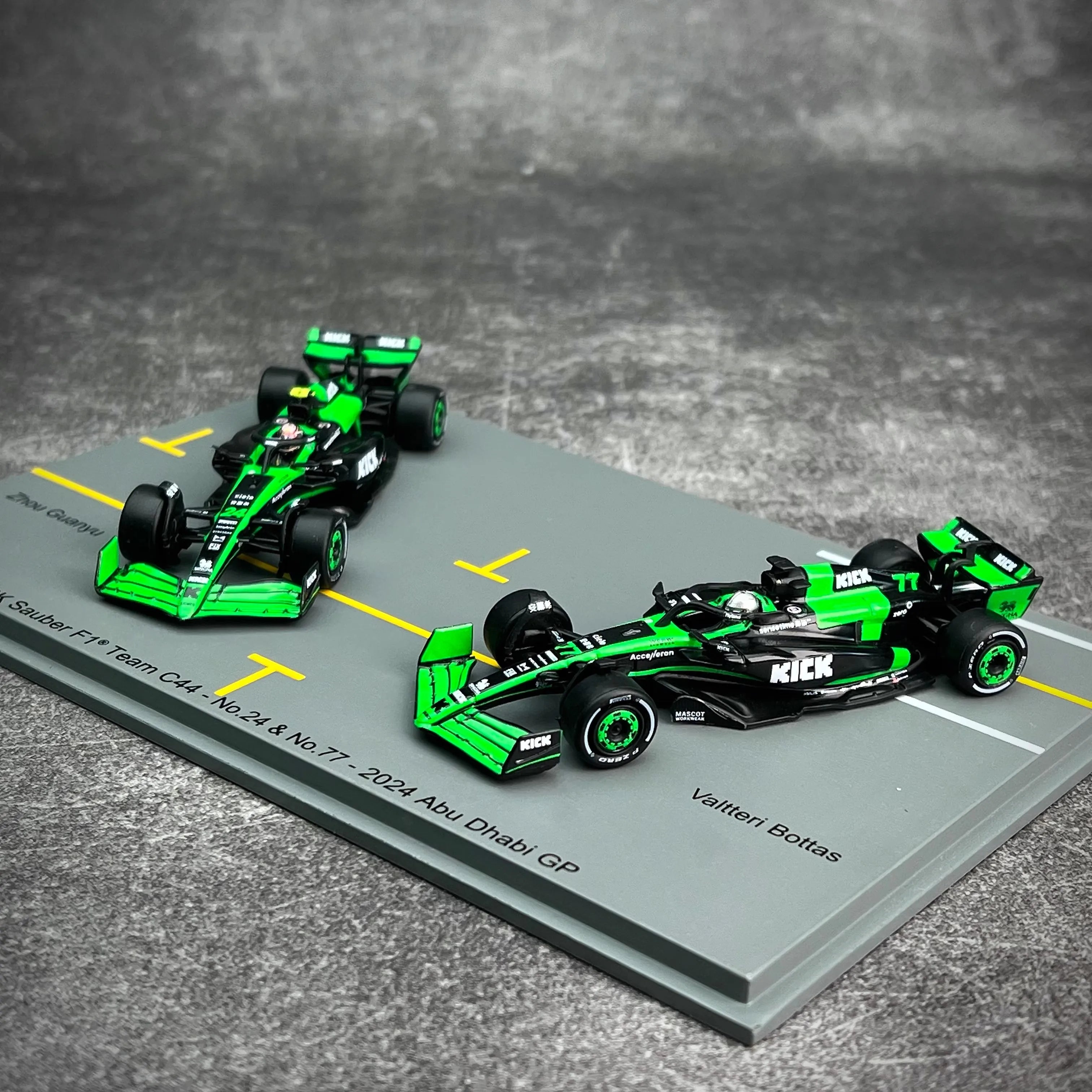 Spark 1:64 – Zhou Guanyu / Valtteri Bottas – Kick Sauber F1 Team – 2024 Abu Dhabi Grand Prix